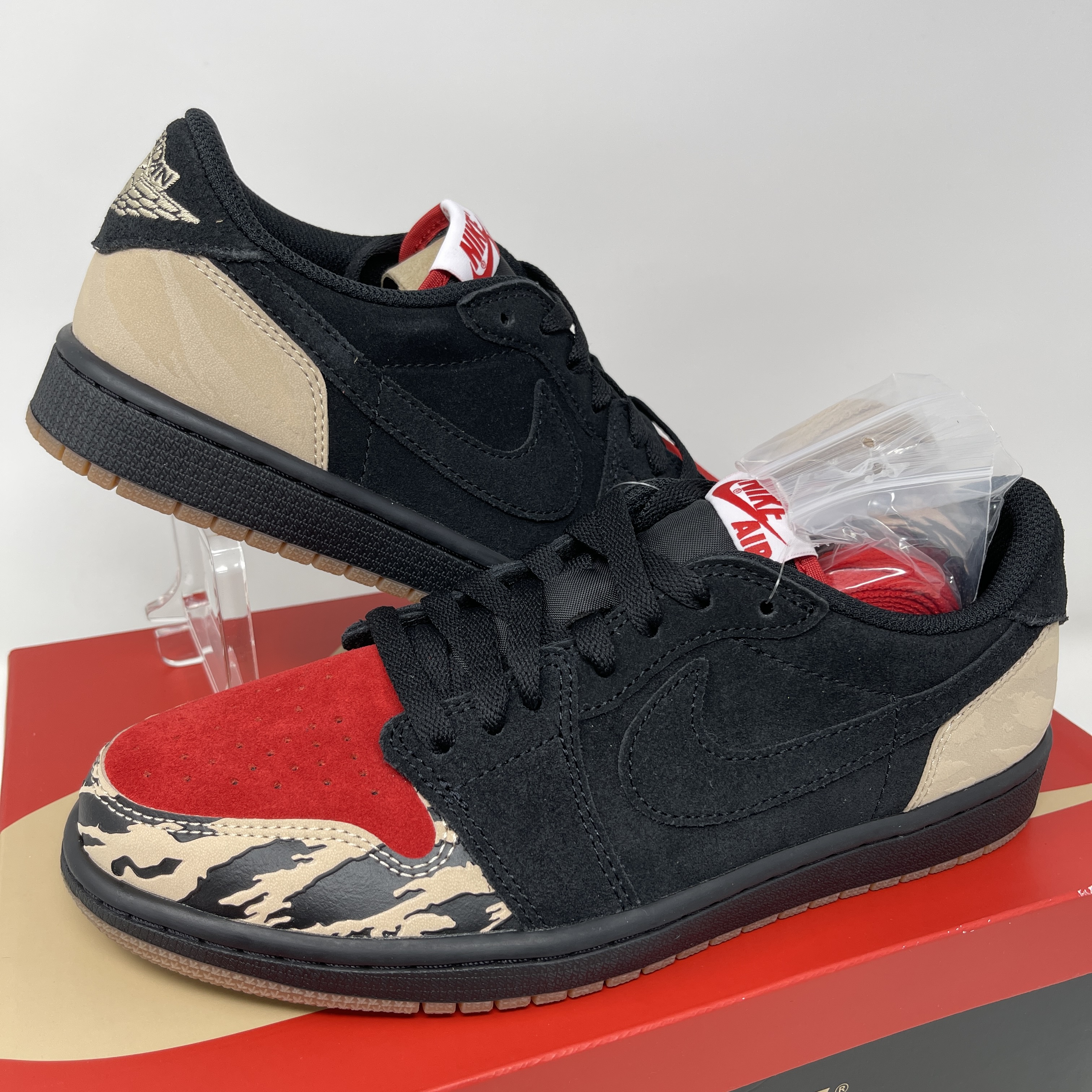 マイアミを拠点とするスニーカーショップのSole Flyが、エア ジョーダン 1 LOWをワイルドに演出した一足で冬の大自然へと誘う。フロリダ州エバーグレーズに生息する肉食動物をイメージし、トゥボック